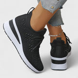 Viviane – lekkie buty ortopedyczne z błyszczącym wykończeniem.