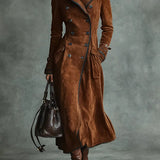 Długi płaszcz dwurzędowy z zamszem i czarnymi wykończeniami