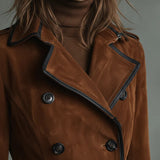 Długi płaszcz dwurzędowy z zamszem i czarnymi wykończeniami