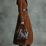 Długi płaszcz dwurzędowy z zamszem i czarnymi wykończeniami